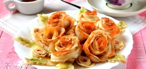 Сладкие блинные розочки