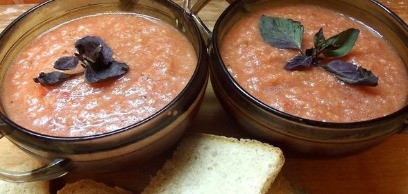 Гаспачо классический с хлебом