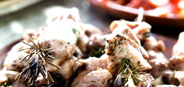 Свинина, жаренная на розмариновых шпажках