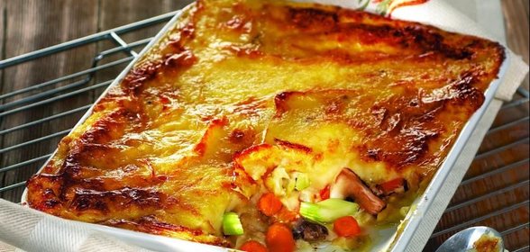 Картофельная запеканка с мясом индейки и клюквенным соусом