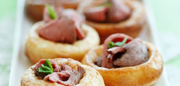 Миниатюрные йоркширские пудинги с ростбифом, ягодным конфитюром и шалфеем
