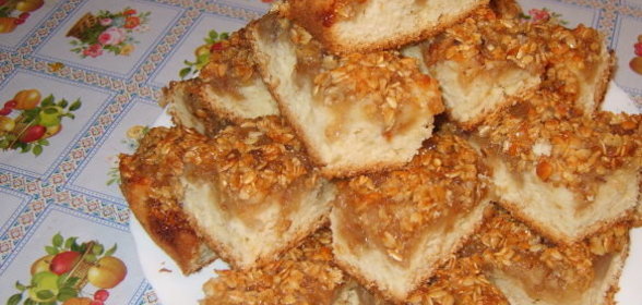Пирог с яблоками и хрустящей овсяной крошкой