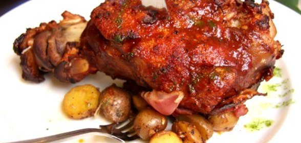 Свиная рулька в пиве с отварным картофелем