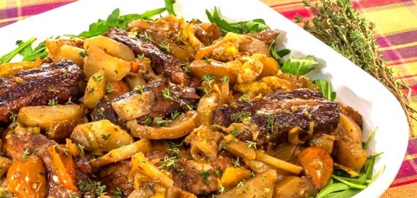Свиные ребрышки, запеченные с овощами