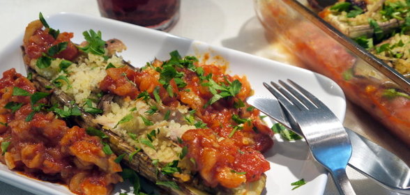 Баклажановые лодочки с кус-кусом и курицей, запеченные в томатном соусе