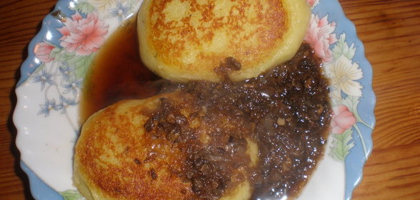 Картофельные котлеты с подливкой из сушённых грибов