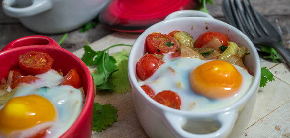 Глазунья с томатами в горшочках