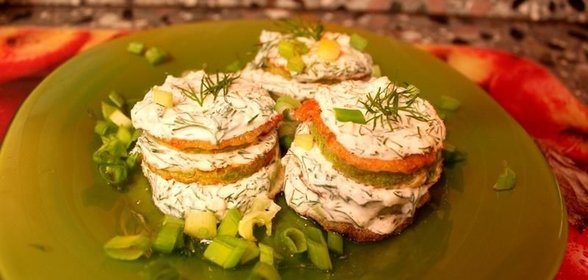 Кабачки жареные с яйцом и сметаной