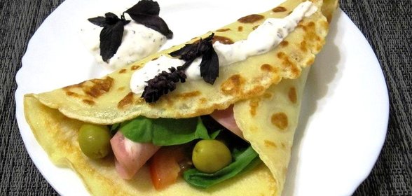 Закусочные блинчики с ветчиной и сметанным соусом