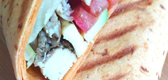 Тортилья с курицей, помидорами и авокадо на гриле