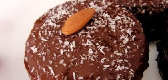 Бисквитные пирожные с грушами и с миндалем