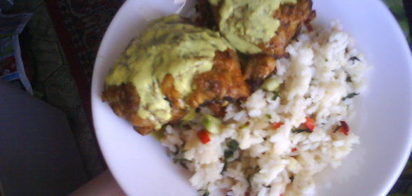 Курица с карри, рисом и зеленью