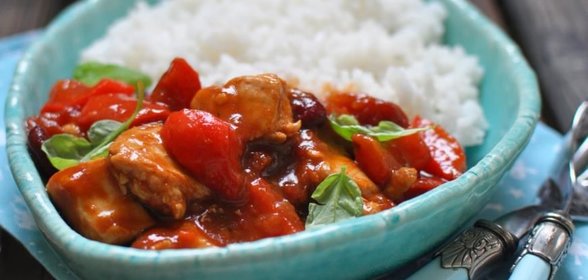 Курица с фасолью, томатами и паприкой