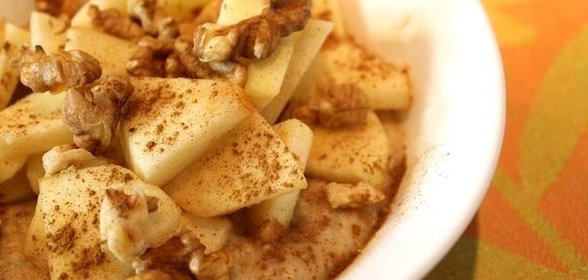 Овсянка с яблоками, орехами и корицей