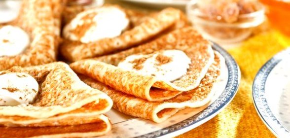 Тонкие блинчики из каштановой муки с рикоттой и медом