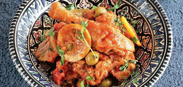 Курица, тушенная с оливками и лимоном