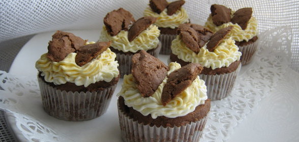 Шоколадное пирожное с бабочкой