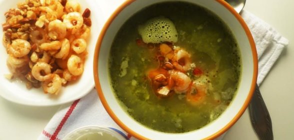 Суп из брокколи с креветками и миндалем