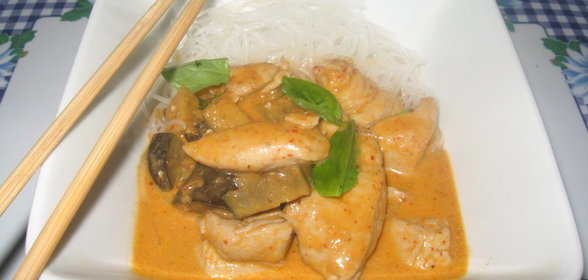 Курица в красном карри и кокосовом молоке по- тайски