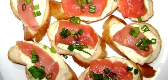 Маленькие бутерброды с красной рыбой