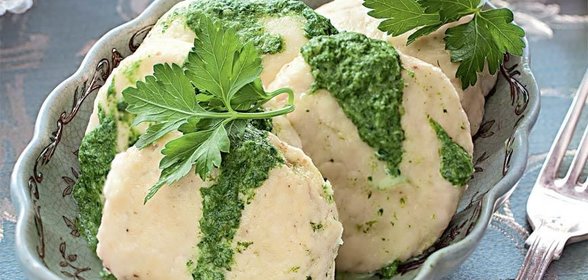 Куриные котлеты с зеленым соусом