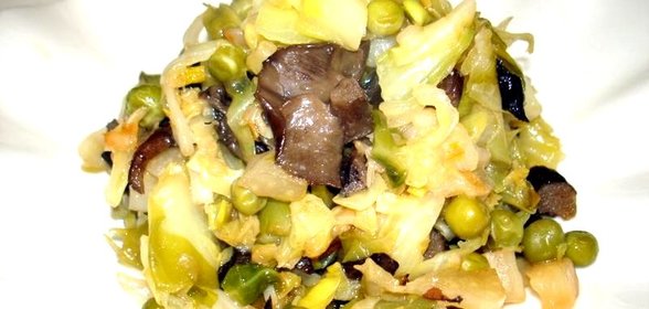 Молодая жареная капуста с грибами