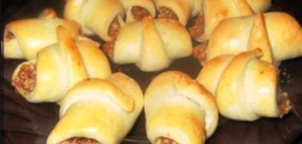 Рогалики из дрожжевого теста с орехами и мёдом