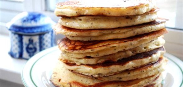 Оладьи по‑деревенски с ягодным соусом