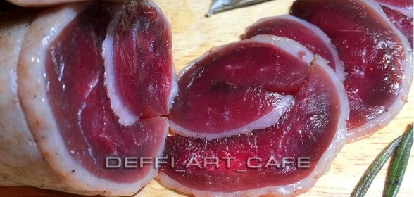 Отбивные из страуса с креветками в чесночном соусе