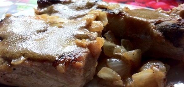 Свиные ребрышки, тушеные в луке