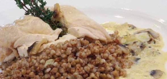 Куриная грудка, фаршированная грибами, с паровой гречкой