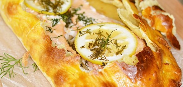 Лосось запеченный в соленом тесте