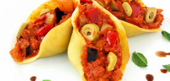 Конкильони с тушеными овощами, тунцом и оливками