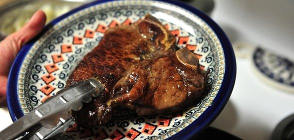 Стейк на кости на сковороде