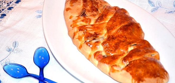 Кулебяка с яблоком и сахаром