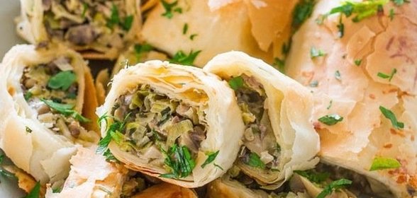 Штрудель с грибами, козьим сыром и зеленым луком