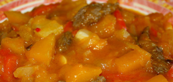 Говядина в кисло-сладком соусе с тыквой и ананасом