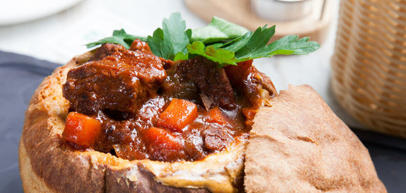 Гуляш из говядины со сладким перцем