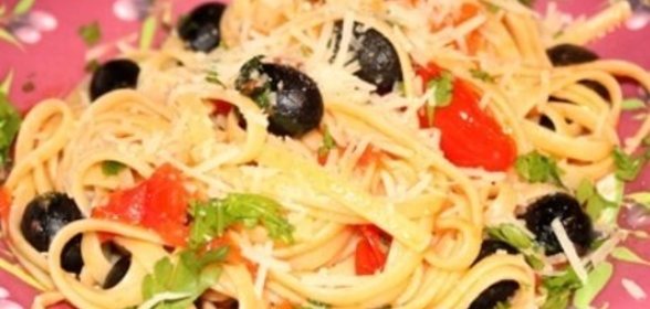 Лосось, запеченный с овощами и базиликом