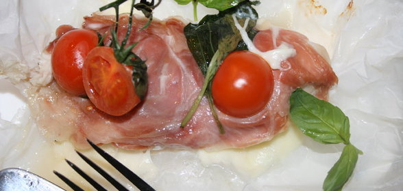 Грудки куриные с хамоном, моцареллой в пергаменте