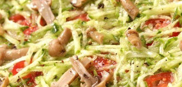 Тиан из тертого редиса, огурца и маринованных грибов с нерафинированным подсолнечным маслом