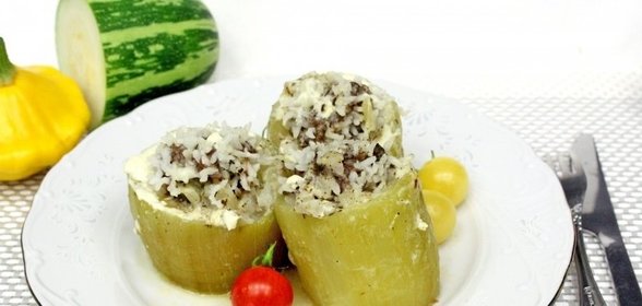 Кабачки, фаршированные мясом, в мультиварке