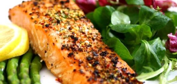 Лосось с орехами и луком