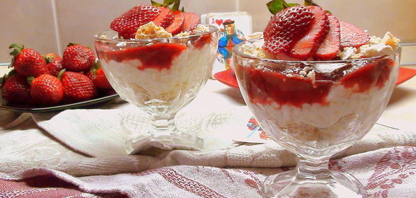 Шляпник, - это Пудинг ( рисовый с ореховыми меренгами и горячим клубничным джемом!)