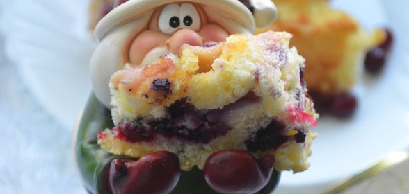 Шарлотка с ягодами и гуавой