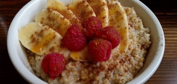 Овсяная каша с бананом и ягодами