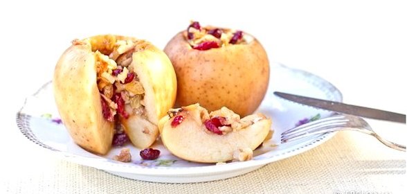 Яблоки, фаршированные сухофруктами, в меде