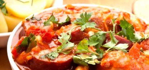 Гуляш с копчеными колбасками, фасолью и болгарским перцем