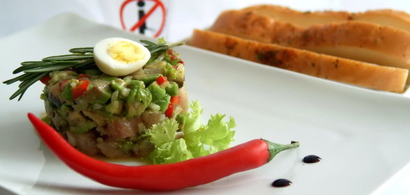 Тартар из сельди с авокадо и чили