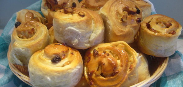 Булочки-улитки с яблоками, изюмом и орехами